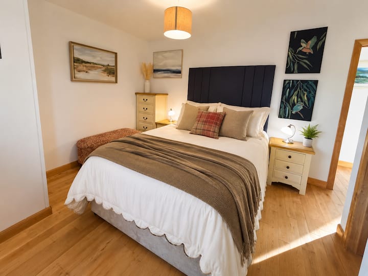 En-suite king bedroom.