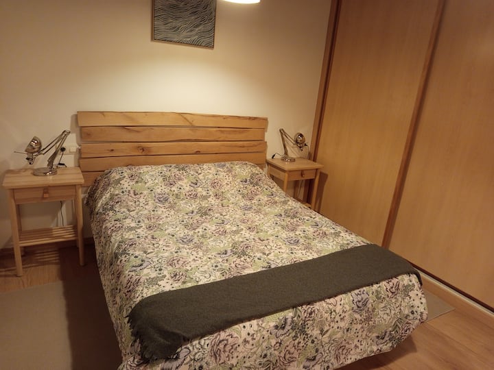 Glavna spavaća soba s krevetom širine 1,50, deke, posteljina, ručnici.
Neadekvatno grijanje u prostoriji. Ormar velikog kapaciteta.
Zapatero 