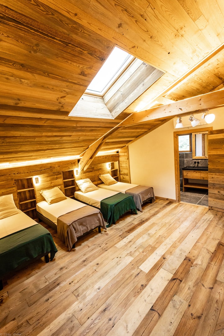 Dormitorul din HAMBAR (4 paturi de 190 x 80 CM) cu baie și toaletă privată.
ATENȚIE: HAMBARUL este o clădire opțională cu dormitorul său nr. 10 (2 pers.) și dormitorul său nr. 11 (4 pers.): 320 €/noapte pentru 6 paturi suplimentare.