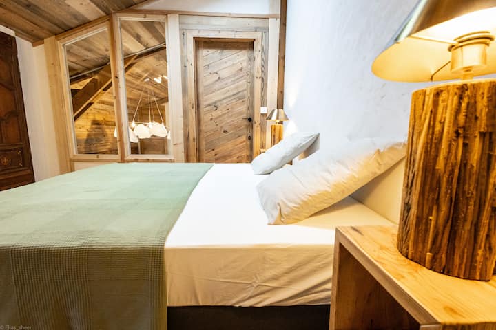 La habitación (n.º 10) de la GRANGE (2 camas de 90 x 200 cm) con baño y aseo privados.
ATENCIÓN: el GRANGE es un edificio opcional con su habitación n.º 10 (2 pers.) y su dormitorio n.º 11 (4 pers.): 320 €/noche para 6 camas adicionales.