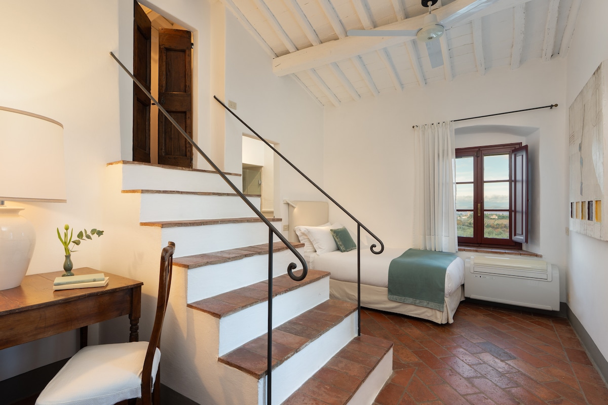 у цій спальні є односпальне ліжко. Можна додати додаткове односпальне ліжко