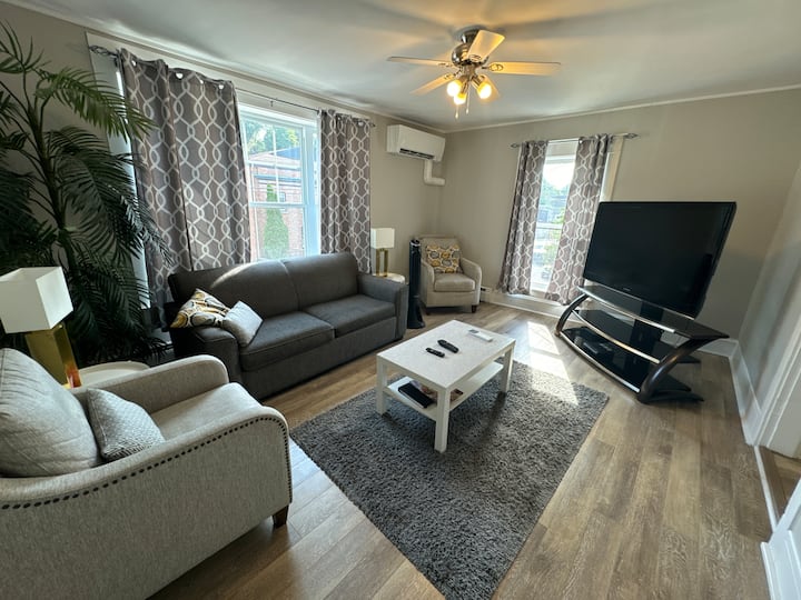 Beautiful Apartment In Kentville With Parking - Kentville