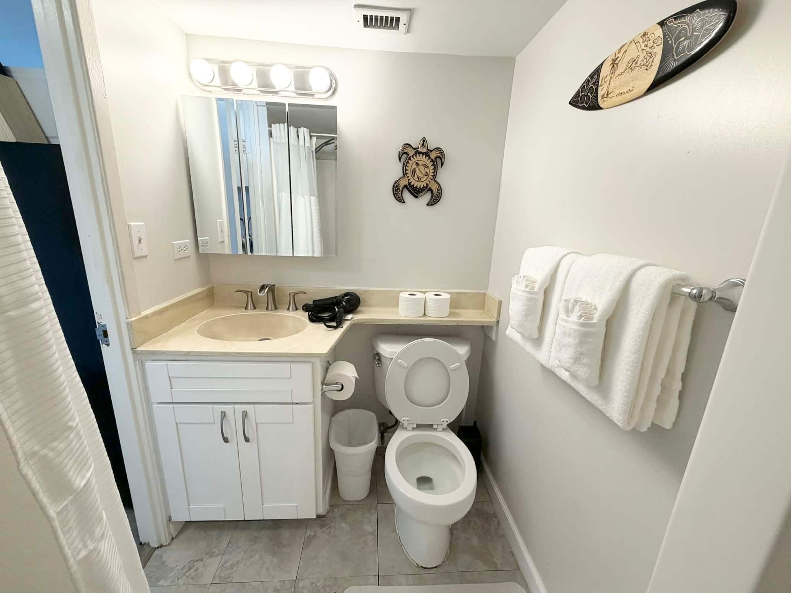 Condo in Honolulu · ★4.57 · Studio · 1 bed · 1 private bath - Image 24