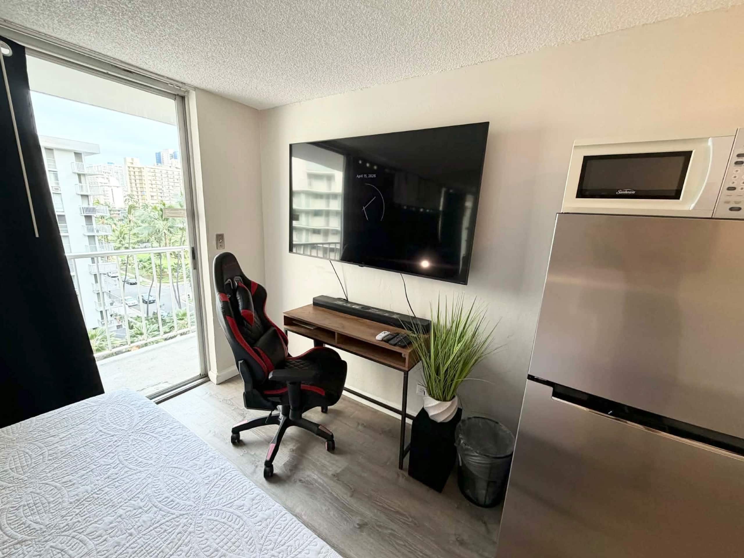 Condo in Honolulu · ★4.57 · Studio · 1 bed · 1 private bath - Image 8