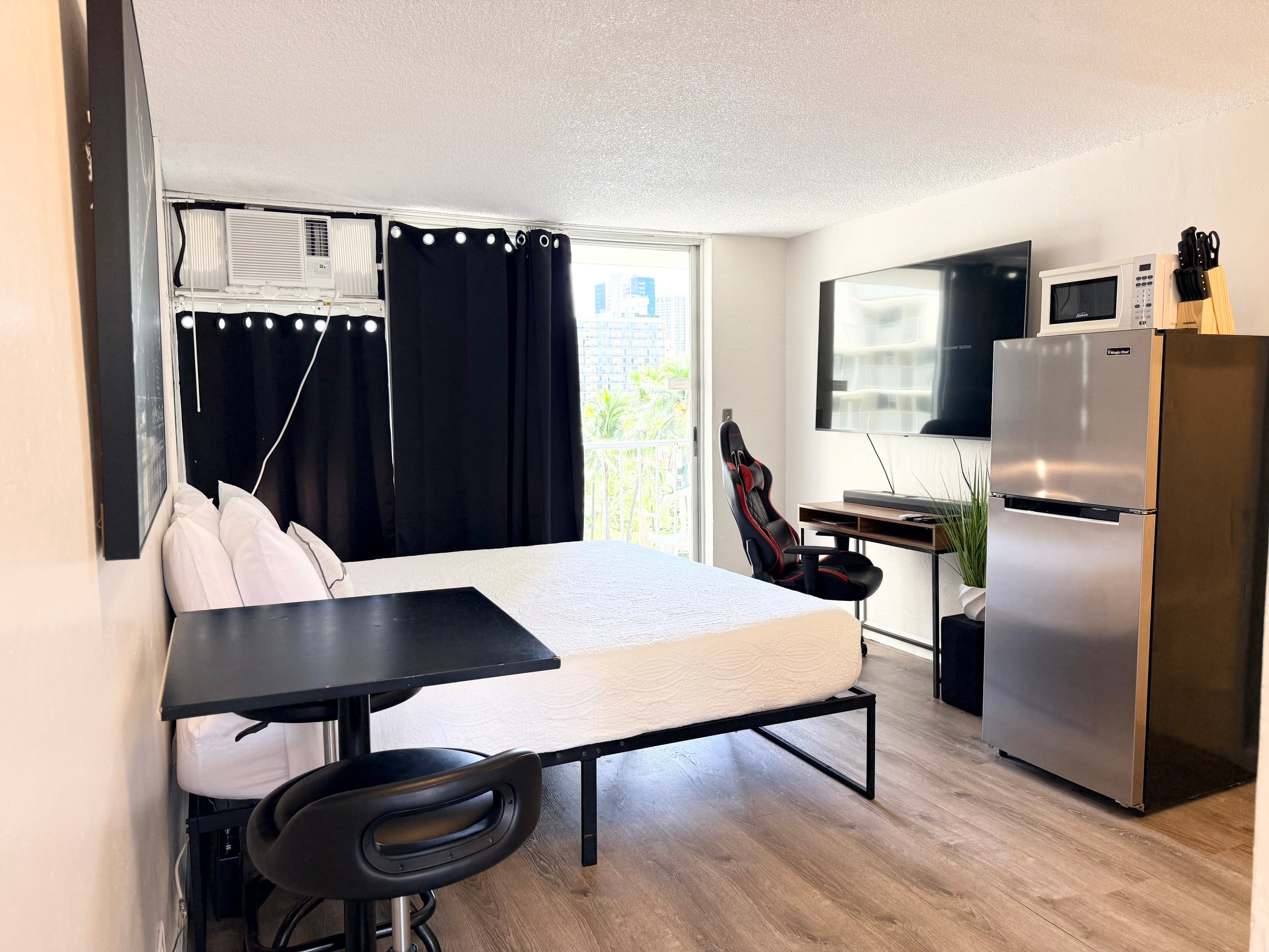 Condo in Honolulu · ★4.57 · Studio · 1 bed · 1 private bath - Image 3