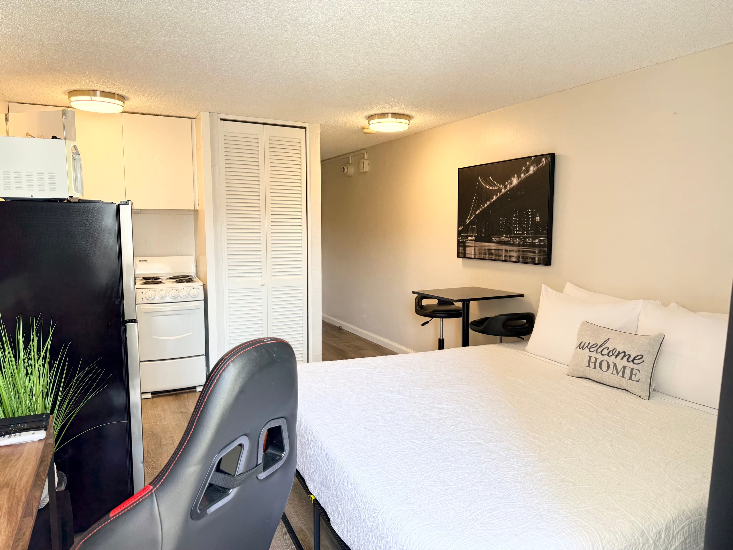 Condo in Honolulu · ★4.57 · Studio · 1 bed · 1 private bath - Image 7