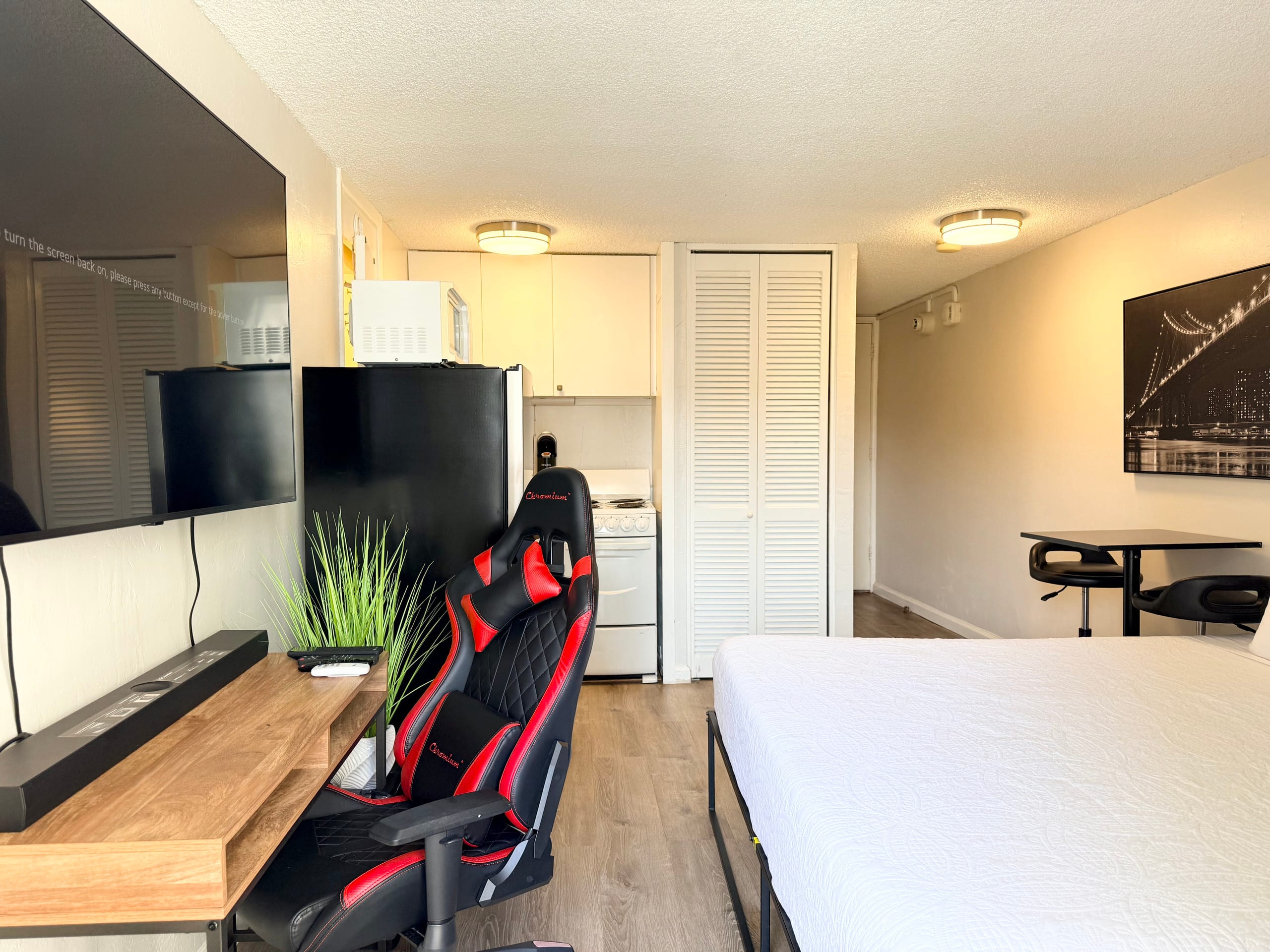 Condo in Honolulu · ★4.57 · Studio · 1 bed · 1 private bath - Image 6
