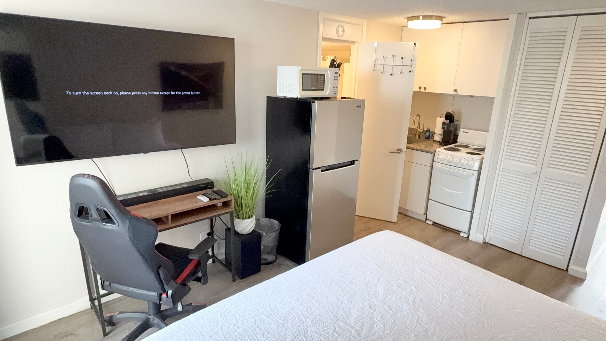 Condo in Honolulu · ★4.57 · Studio · 1 bed · 1 private bath - Image 15