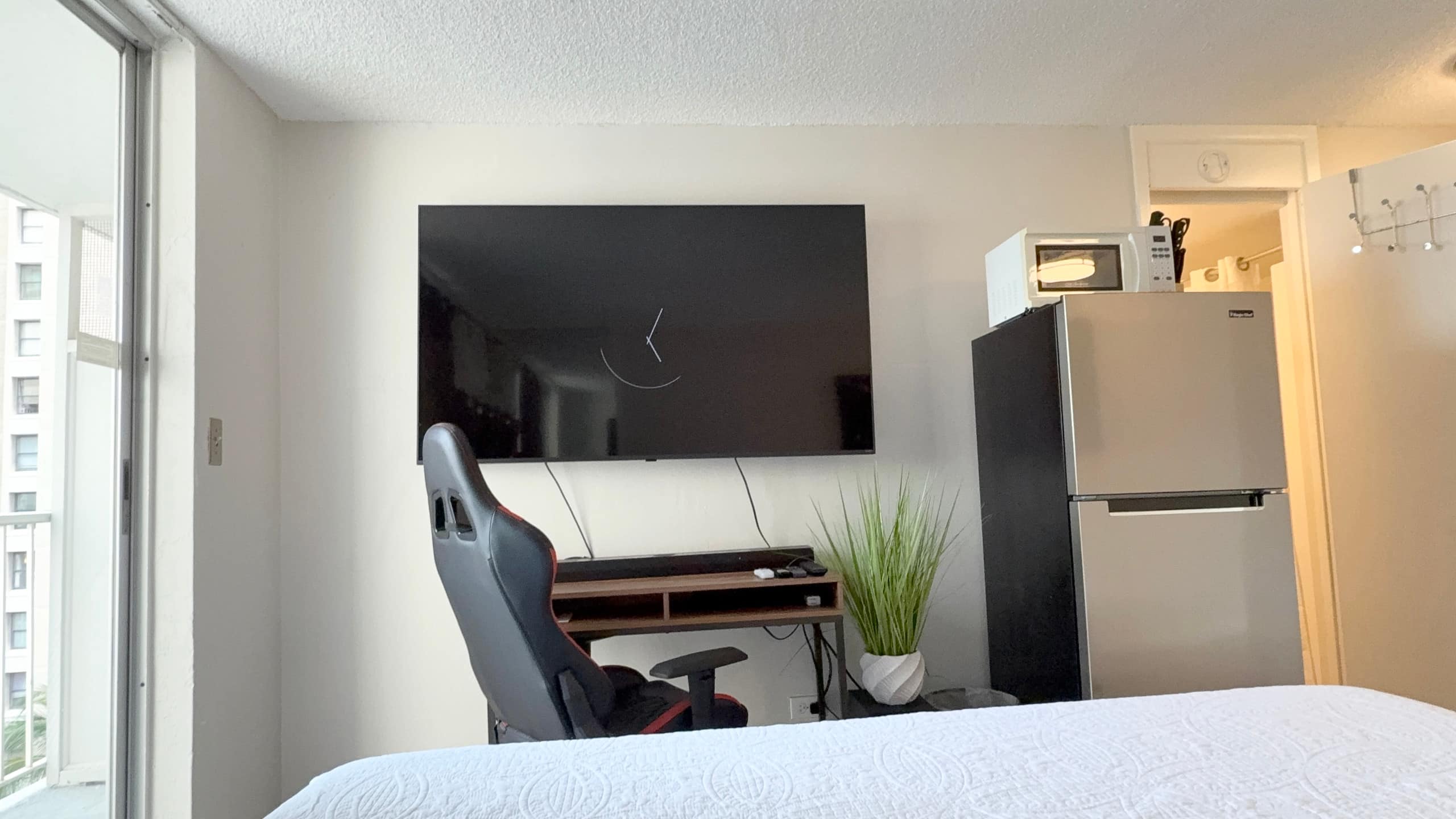 Condo in Honolulu · ★4.57 · Studio · 1 bed · 1 private bath - Image 14