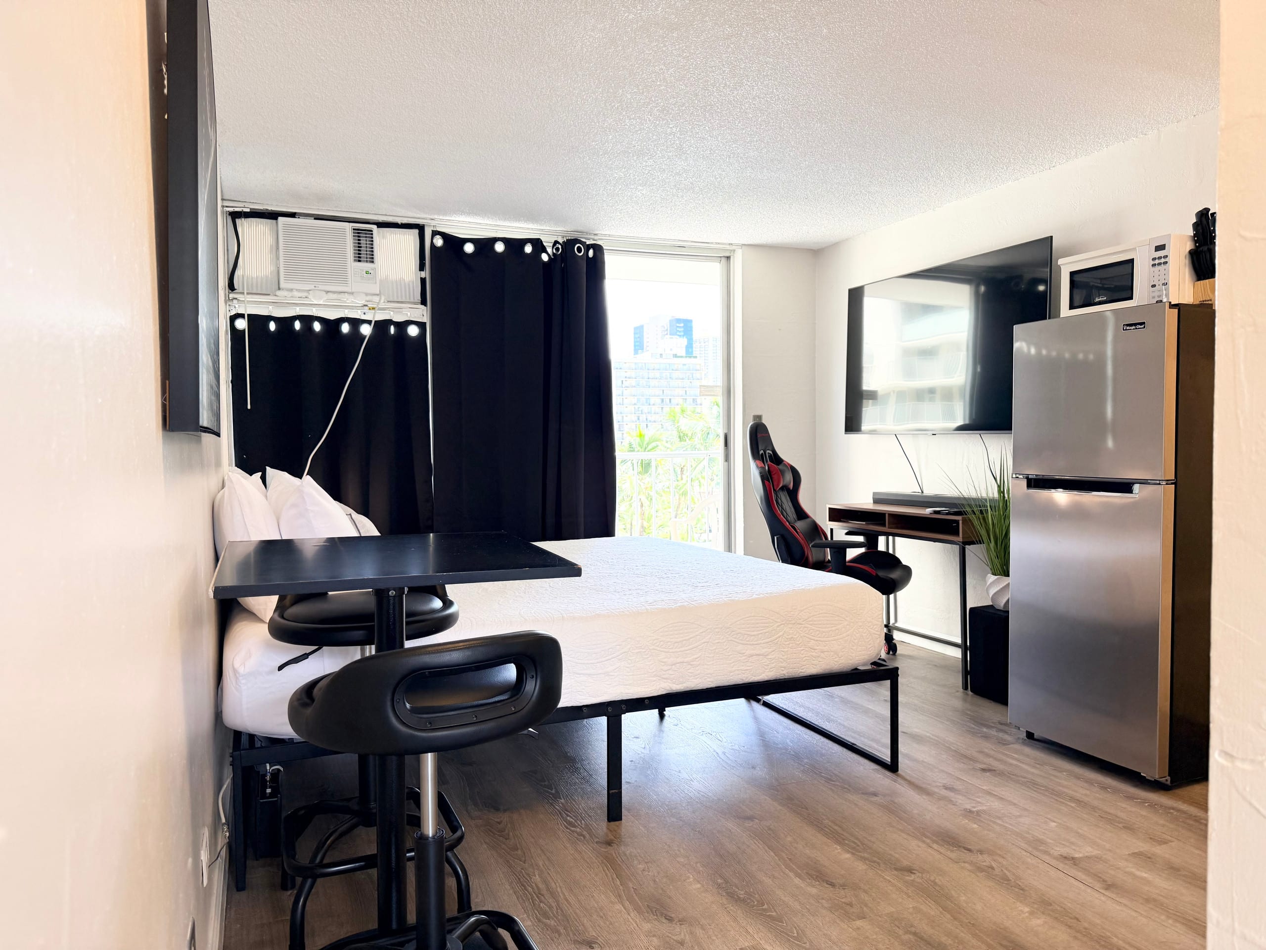 Condo in Honolulu · ★4.57 · Studio · 1 bed · 1 private bath - Image 1