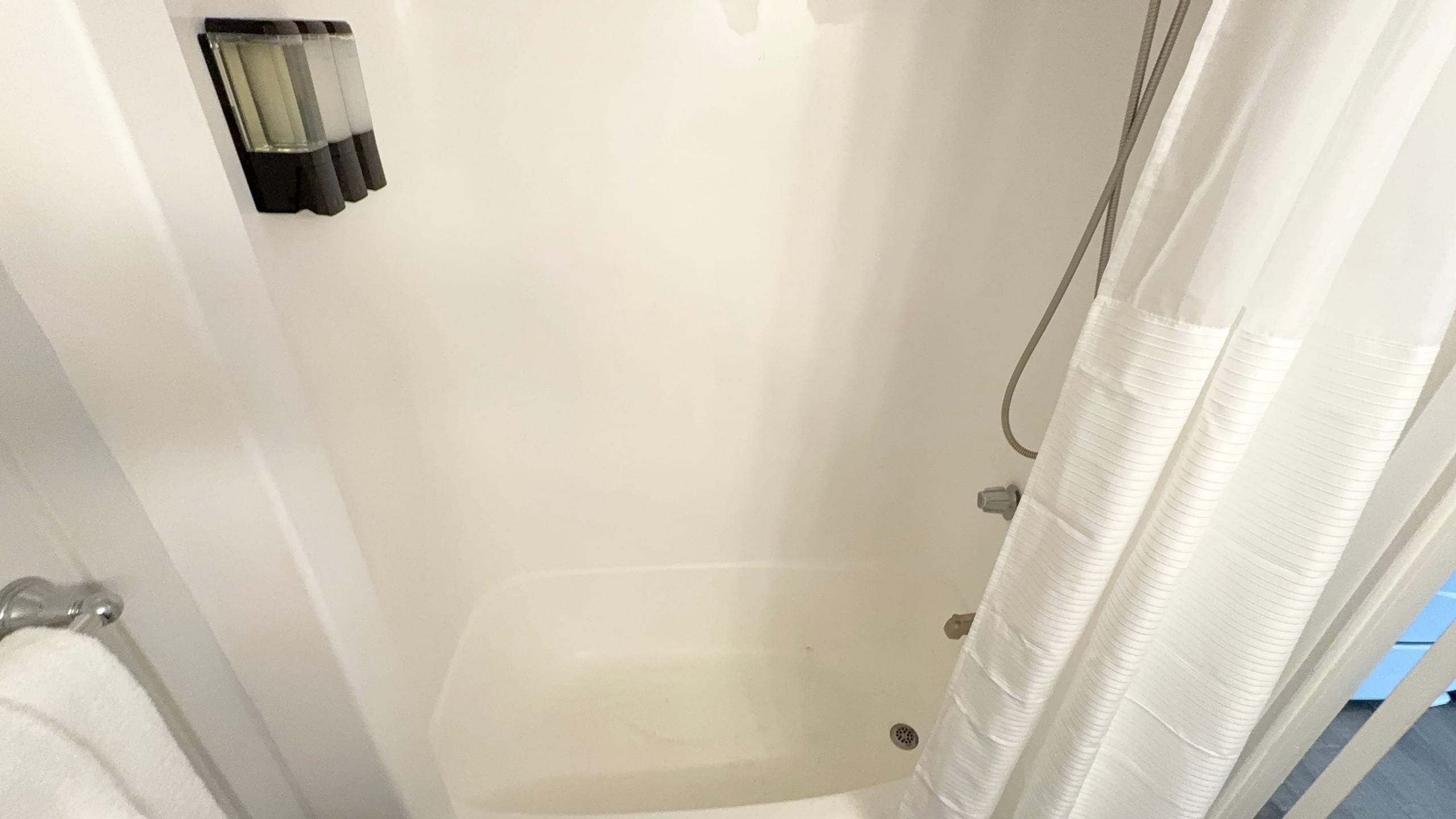 Condo in Honolulu · ★4.57 · Studio · 1 bed · 1 private bath - Image 22