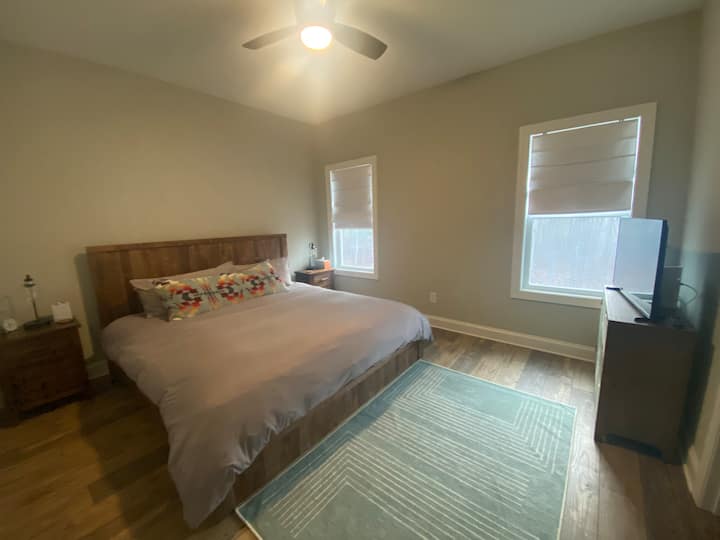 Დიდი ზომის საწოლი, 40" Samsung Smart TV სტრიმინგით 