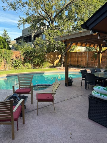 Downtown Dallas Home Sparkling Heated Spa & Pool