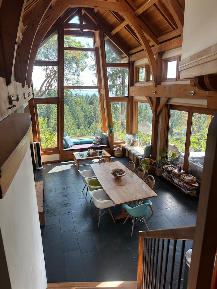Cliff Top Family Home Over Looking the Ocean