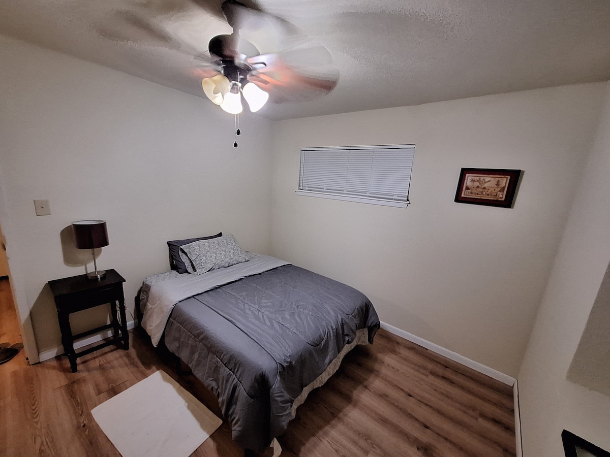 双人床。可睡2人。 衣柜。两扇窗户共用一个卫生间。