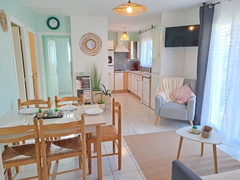 Comfortable cottage, pool, games, wooded garden