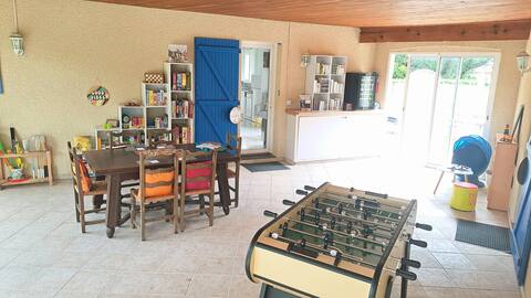 House, pool, games and garden with trees - Ideal for families