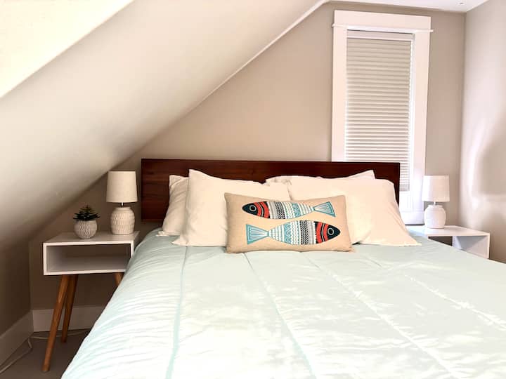 楼上卧室，双人床