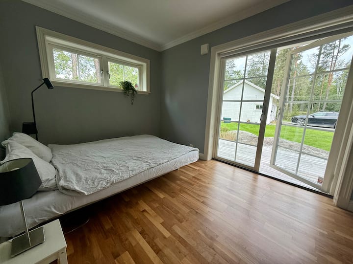 Спалня на 1-ви етаж с двойно легло и изход към градината 