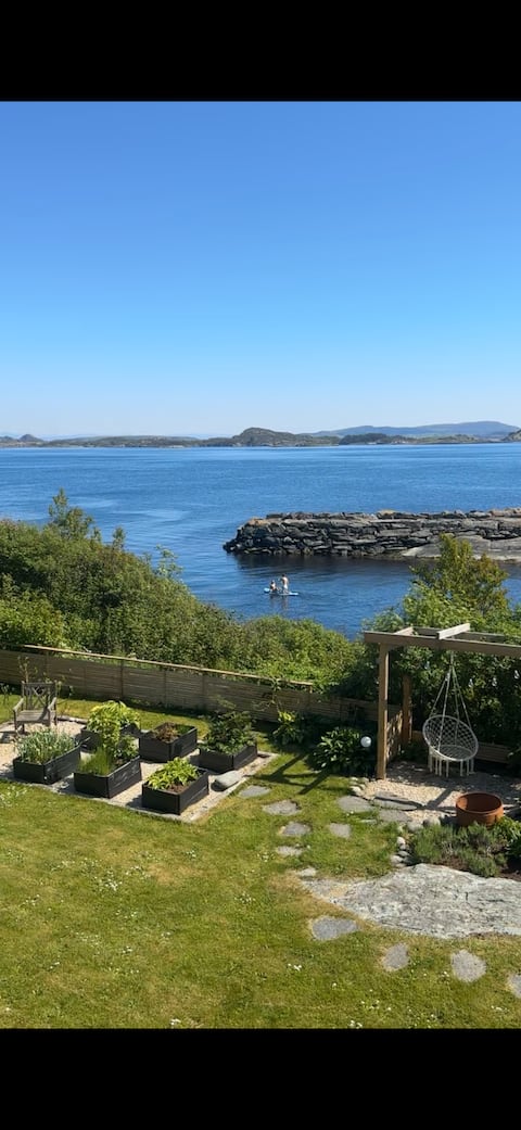 Find tranquility on the edge of the lake - 3 bedroom single home