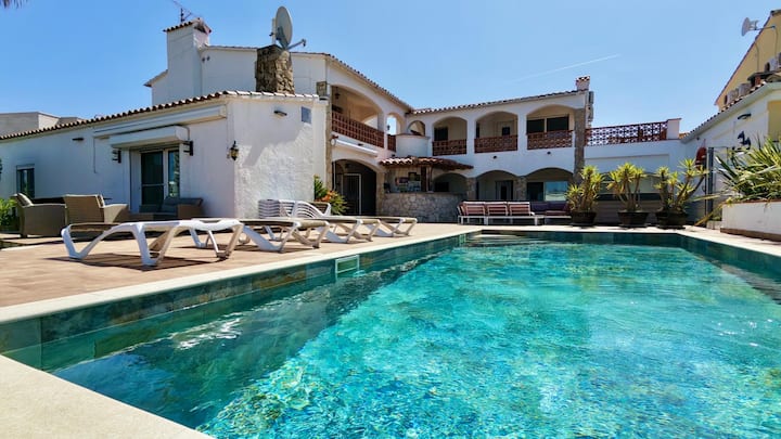 Empuriabrava, Villa Kanal, 8 Ch 18 Pers, 5sdb, Schwimmbad, Jacuzzi, 25m Kai - Empuriabrava