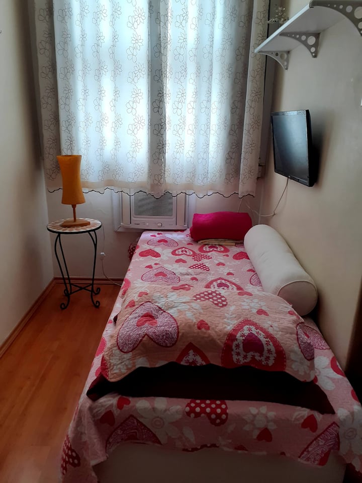 Habitación individual. Aire acondicionado, ventilador de techo, una mesa 