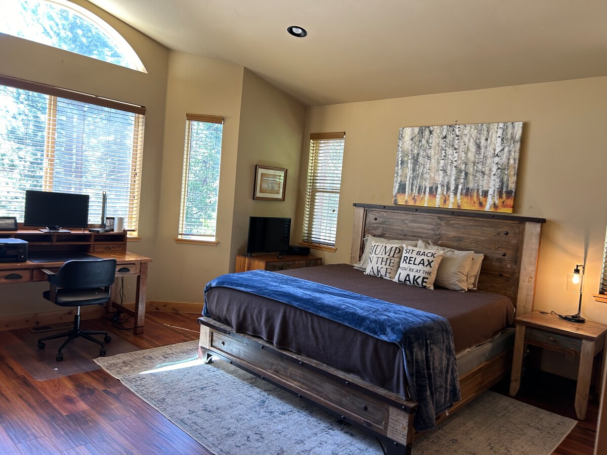 ห้องนอนใหญ่พร้อมที่นอนเมมโมรี่โฟมขนาดคิงไซส์ใหม่!