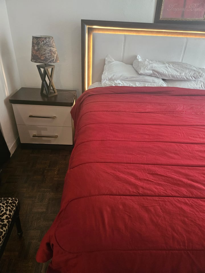 全新的标准双人床，配备全新的Serta床垫，睡觉非常舒适！