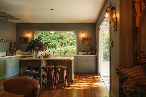 1800s Cottage • 3 Bath • Fireplace • Hobart CBD