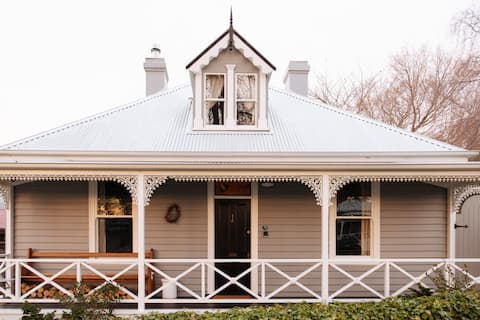 Lumière Lodge - Historic 1800s Cottage in Hobart