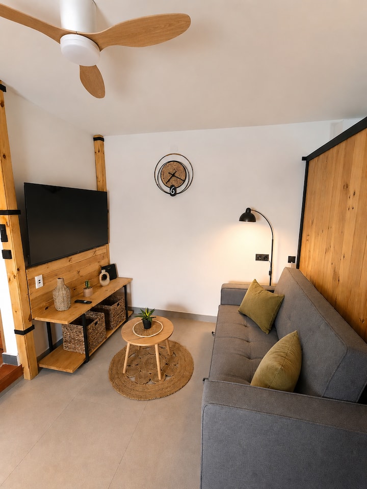 Salón cálido y acogedor, diseñado para desconectar después de recorrer las calles blancas de Vejer.

Salón de apartamento turístico para dos personas en el casco histórico de Vejer de la Frontera.