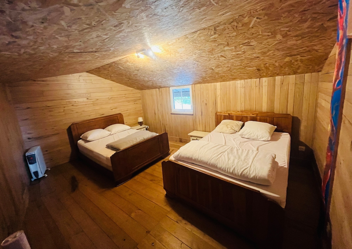 Habitación salón de fiestas en el altillo (4 camas): 2 camas dobles 