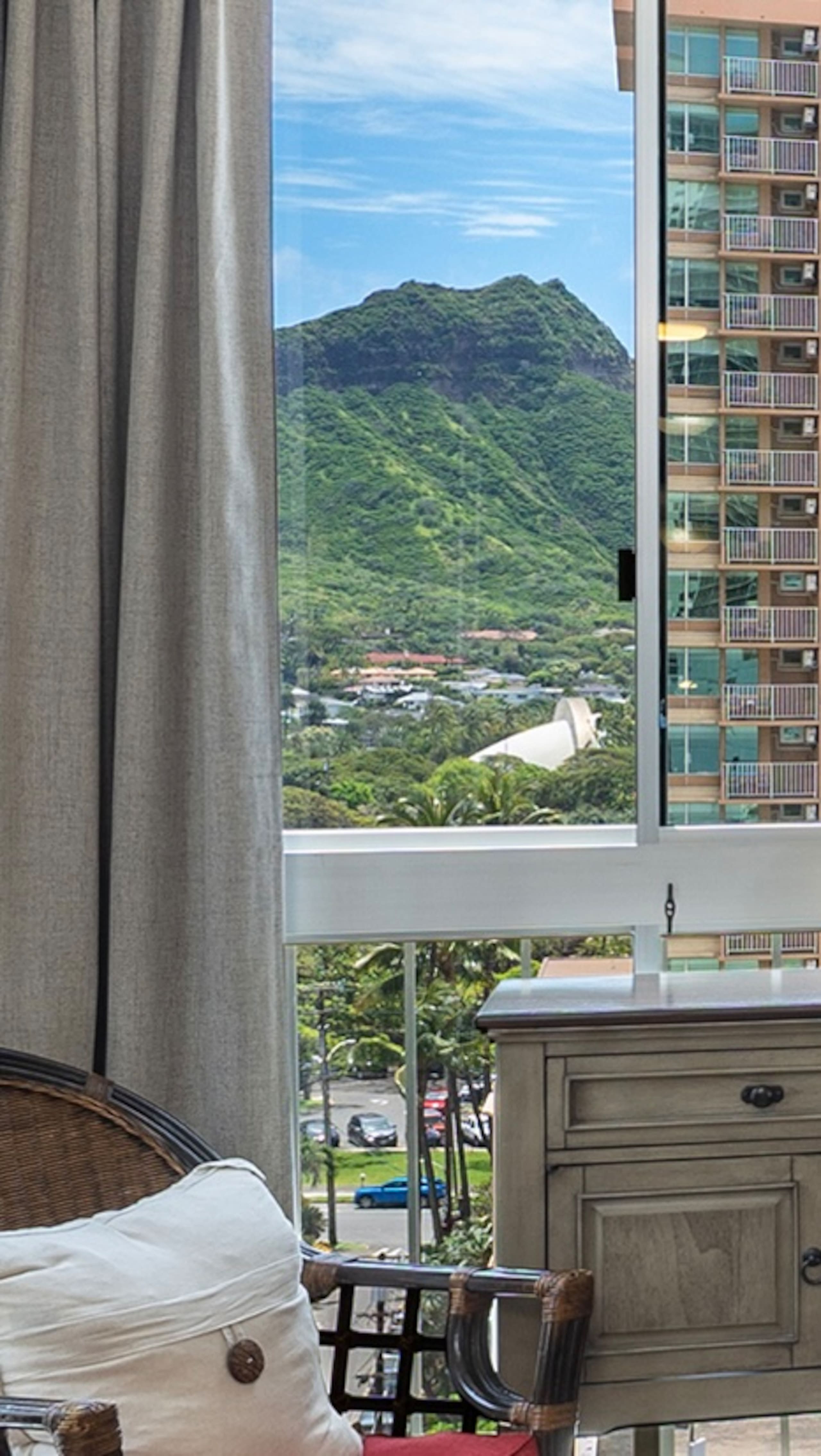 Condo in Honolulu · ★4.97 · 2 bedrooms · 3 beds · 2 private baths - Image 15