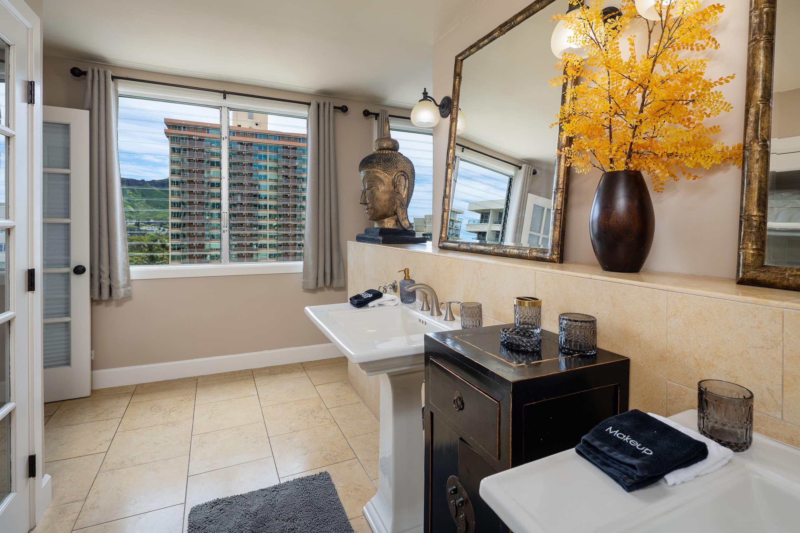 Condo in Honolulu · ★4.97 · 2 bedrooms · 3 beds · 2 private baths - Image 17