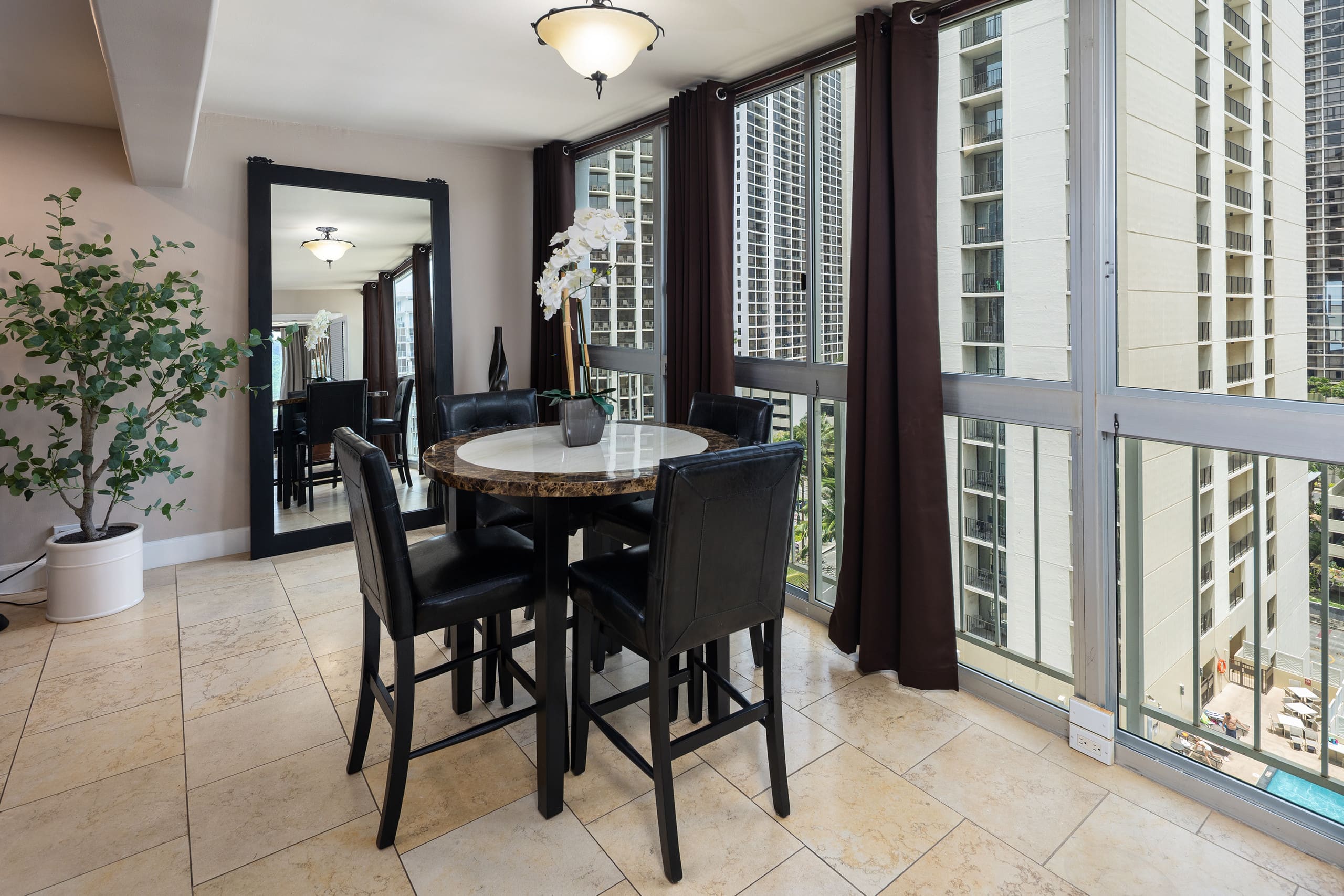 Condo in Honolulu · ★4.97 · 2 bedrooms · 3 beds · 2 private baths - Image 4