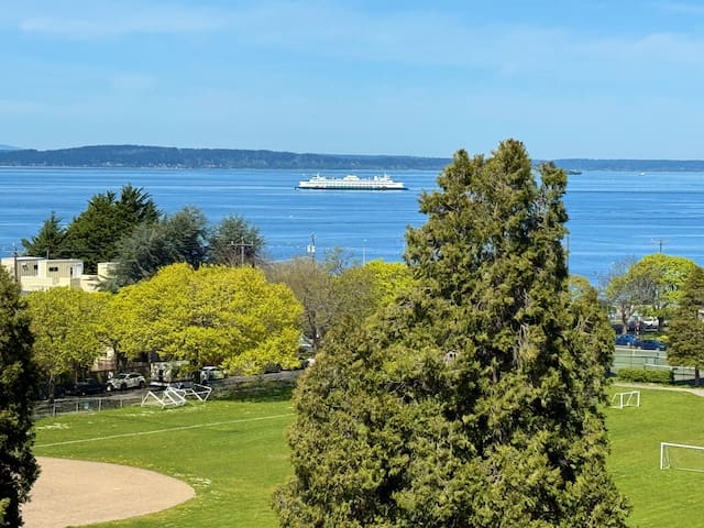 New Remodel! Water view, Deck, Seattle- Alki Beach