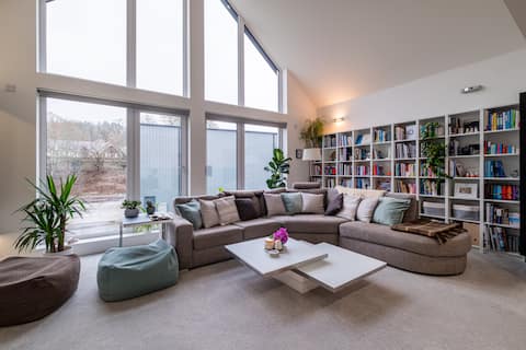 Modern house with hot tub, perfect night away!