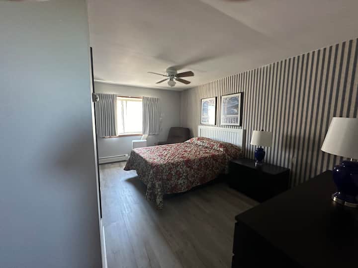 kjo është dhoma e tretë e gjumit gjithashtu e madhe, rreth 12'x19' queen bobopedic ka një mbështetëse në dhomë.