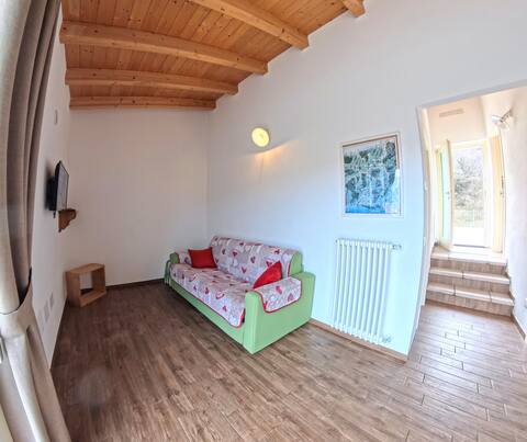 Airbnb con migliori performance: 4️⃣Oasi Da Vinci Three-Room Apartment "Botanica & Vista Lago" a Tignale