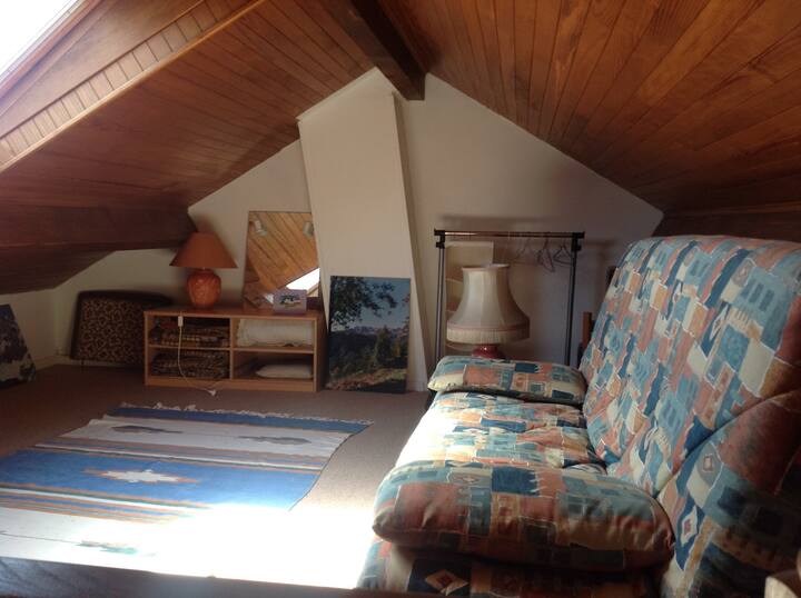 Equipado con sala de estar con sofá cama 