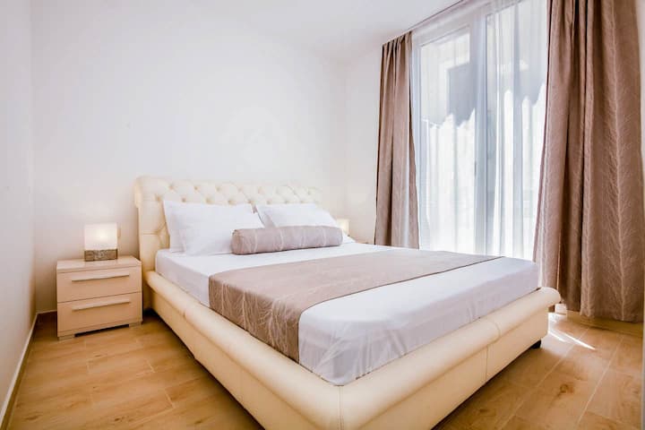 Dhomë gjumi e veçuar elegante me një krevat dopio "Queen" premium dhe një ambient të qetë