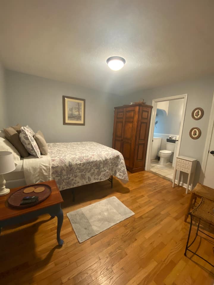 ห้องนอน 2 ห้องพร้อมทีวี/ดีวีดีขนาด 32 นิ้ว
Netflix, Huku, Roku
หมอนและผ้าห่มเสริม