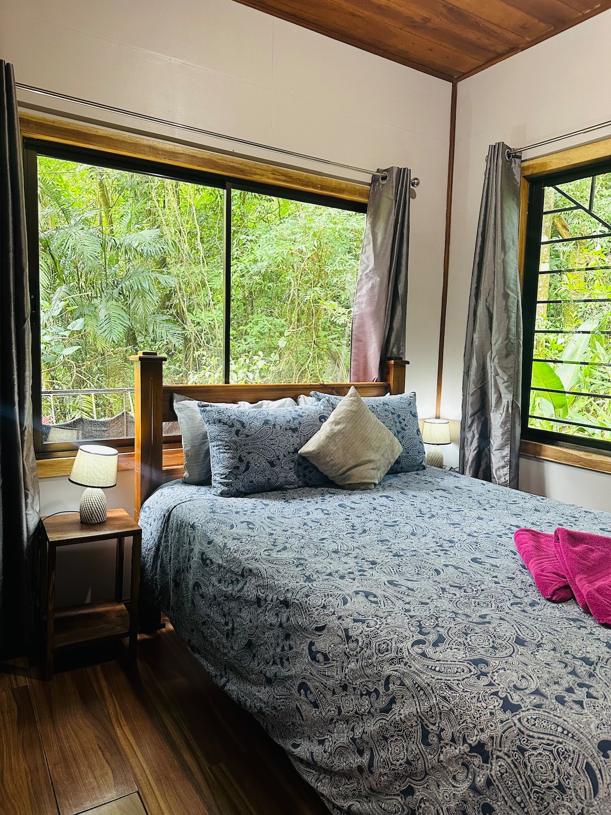 Un espacio sencillo y acogedor diseñado para descansar después de un día en Monteverde. 