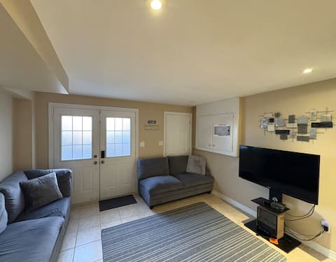 Popular Airbnb listing: Spacious suite with 8 foot ceilings. in York South—Weston