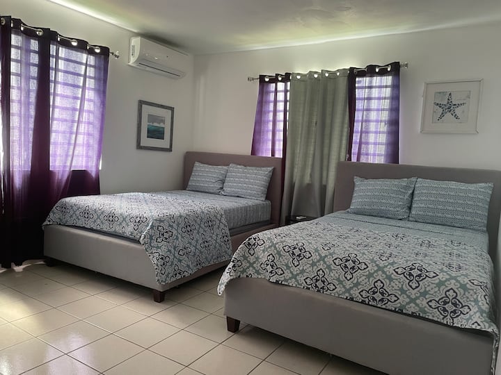 Стая 1 с две двойни легла, климатик,
Гардероб.

Кърпа за плаж 
Кърпа за баня 