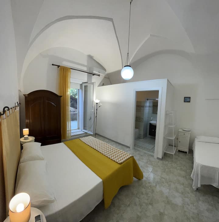 Habitación 2, amarilla, con cama y baño privado 2 – entrada lateral privada