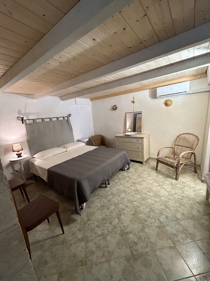 Dormitorio 3, gris; baño 3, frente al dormitorio