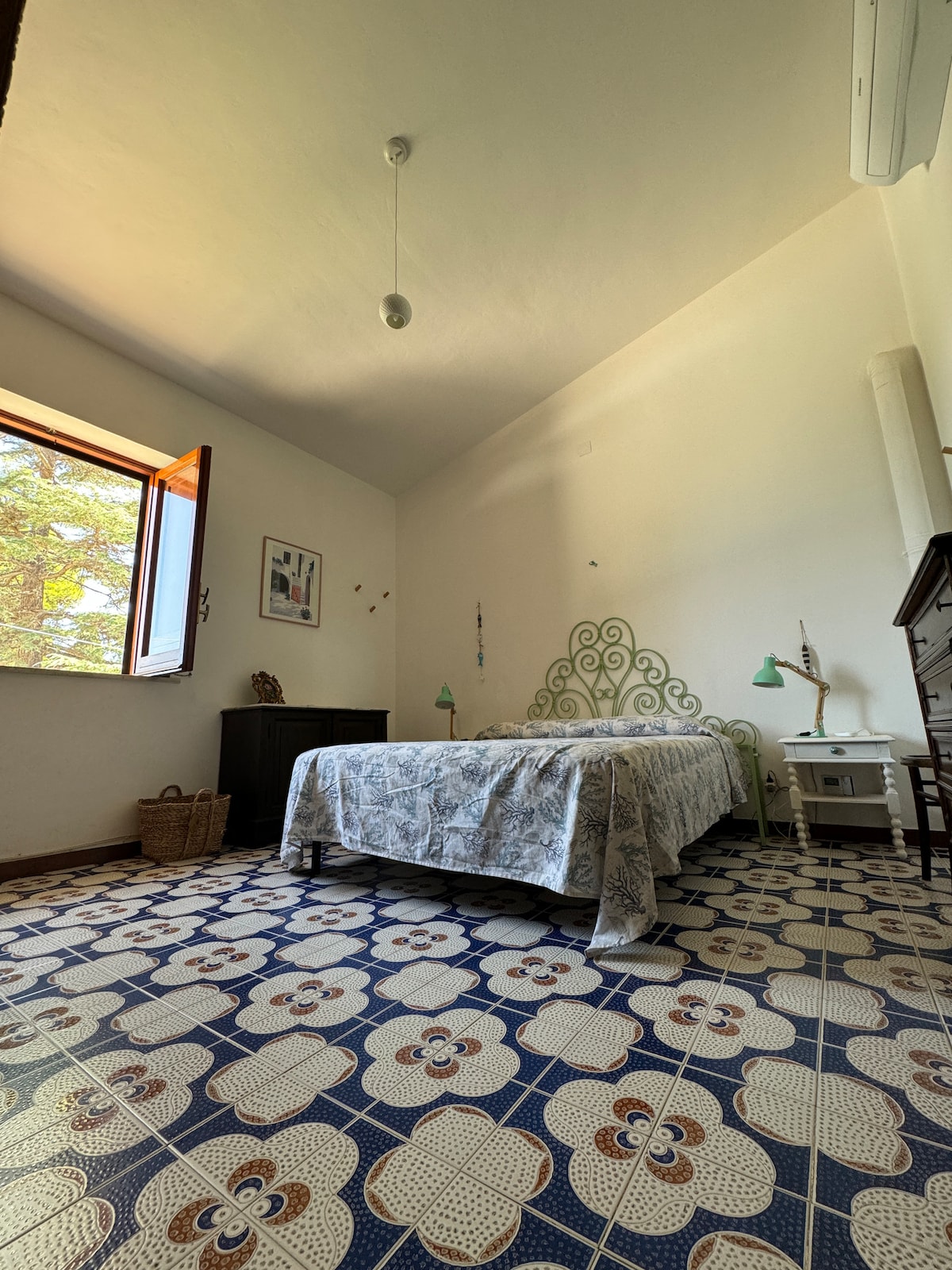 双人卧室，俯瞰内院 