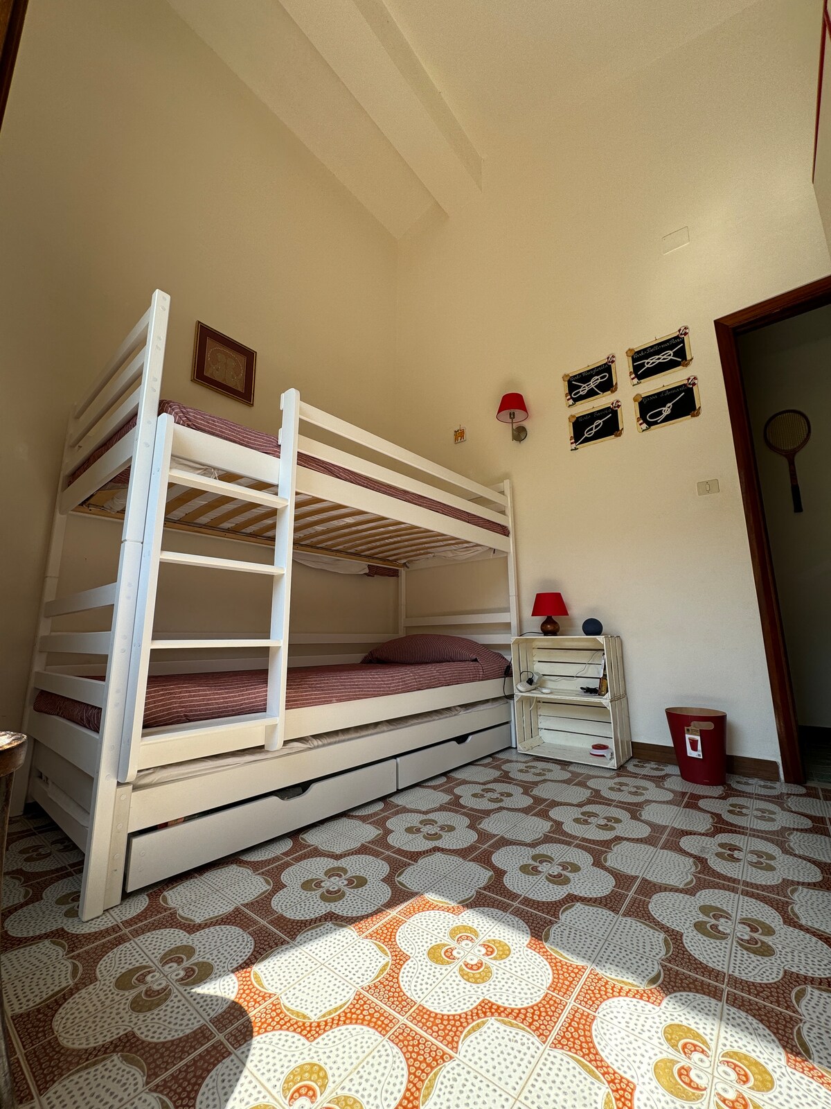 配备上下铺床的卧室。 俯瞰橄榄树和山丘的景观 