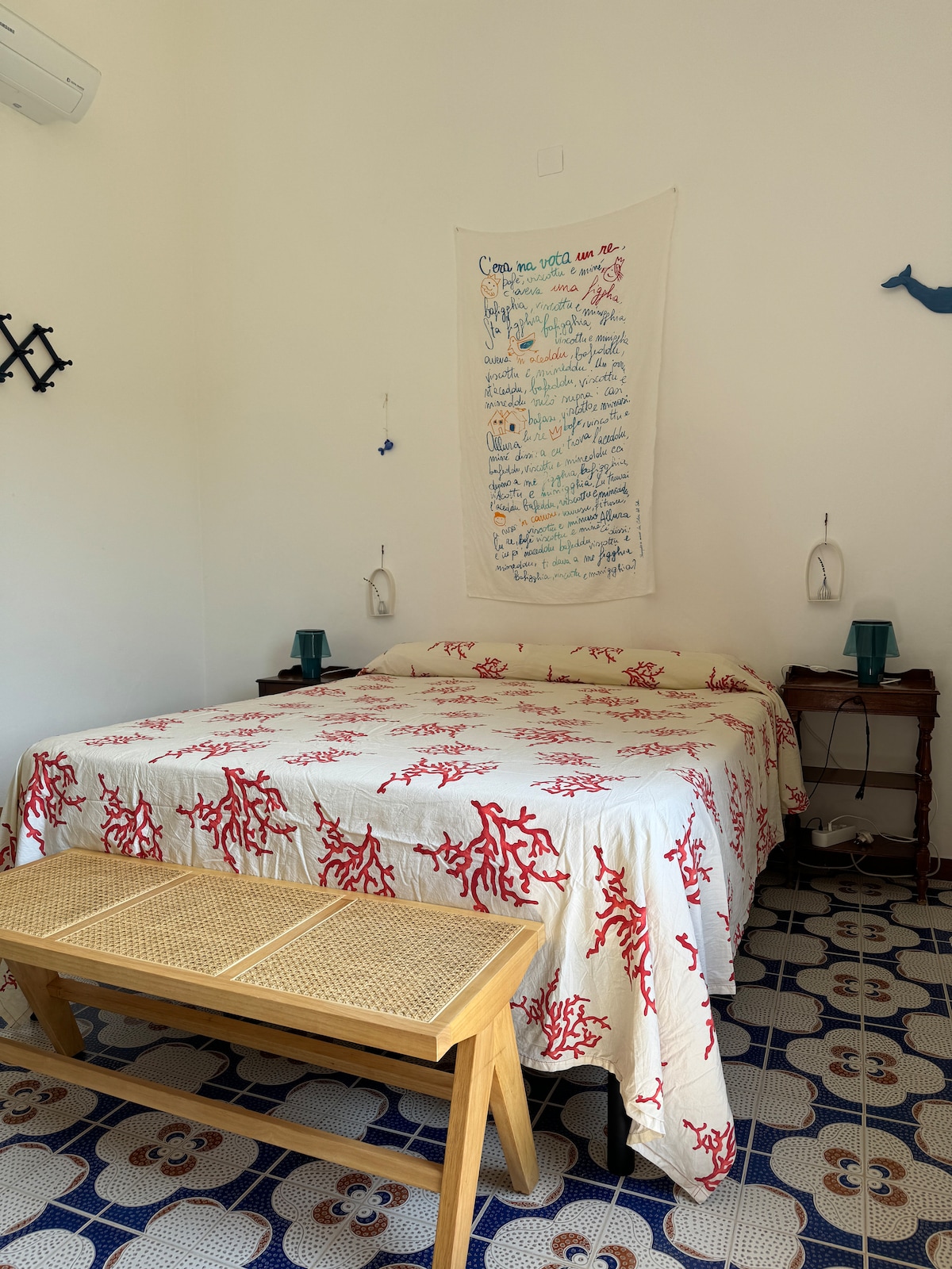 带套房的双人床-卧室1
卧室内设有卫生间 